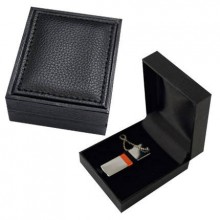 Подарочная коробка для USB-Flash накопителя. Корпус из пластика, крышка с кожаной вставкой, бархатный ложемент. Цвет чёрный