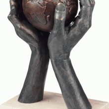 Скульптура «Мир в твоих руках»