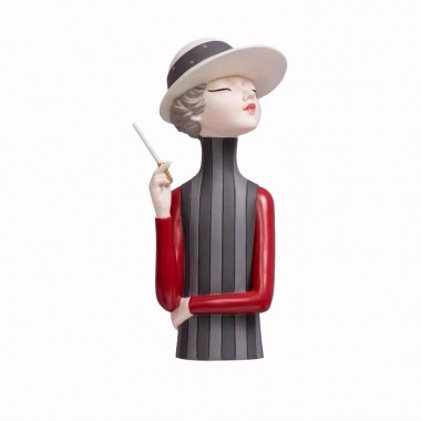 Статуэтка "Девушка с сигарой"